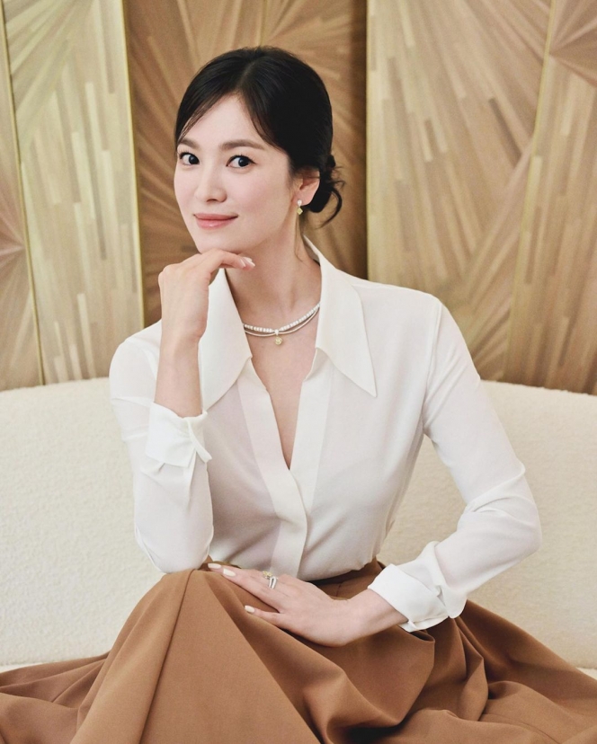 Manis Banget Serasa Gula, Song Hye Kyo Tampil Cantik dengan Senyum Menenangkan di Potret Terbaru