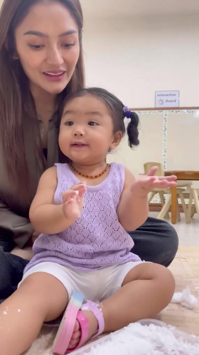 Baru Berusia 1 Tahun tapi Udah Mulai Belajar, Ini Potret Baby Xarena Anak Siti Badriah yang Mulai Sekolah