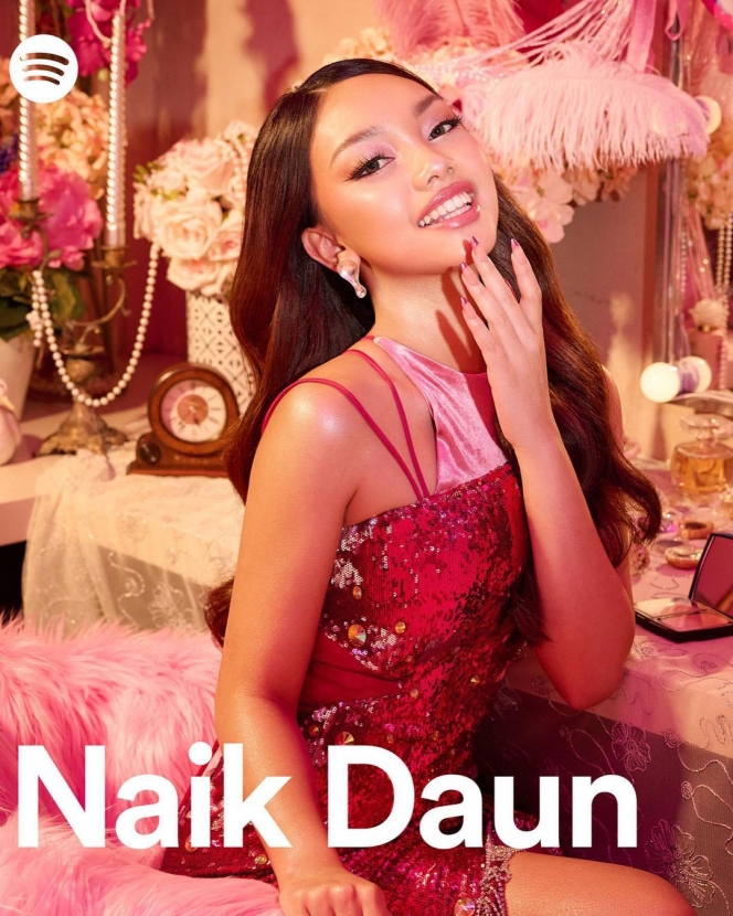 Cantik Bak Boneka Barbie, Ini 11 Potret Naura Ayu di MV Lagu Terbarunya Bye