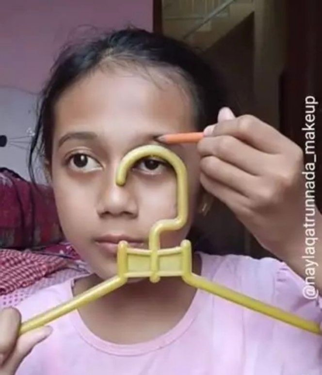 13 Potret Lifehack Unik Pakai Hanger, Bikin Gak Habis Thinking!