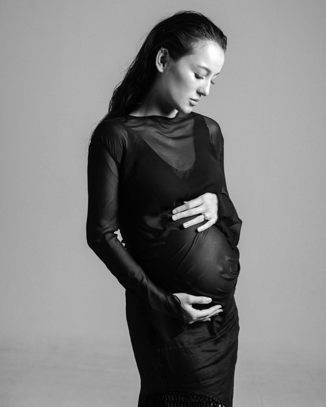 10 Potret Maternity Shoot Julie Estelle di Kehamilan Pertama, Percaya Diri Pakai Gaun Tembus Pandang Pamer Babybump
