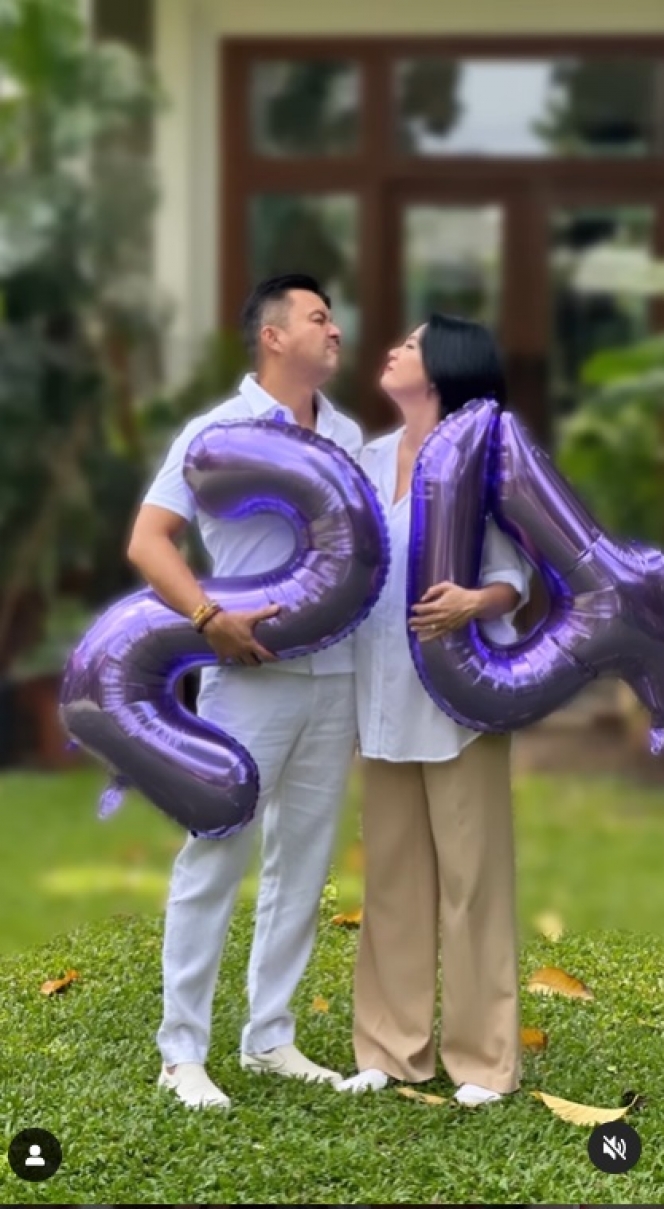Romantis Banget! Ini 10 Potret Anjasmara dan Dian Nitami Rayakan Anniversary Pernikahan ke-24 yang Auto Bikin Baper Berjamaah