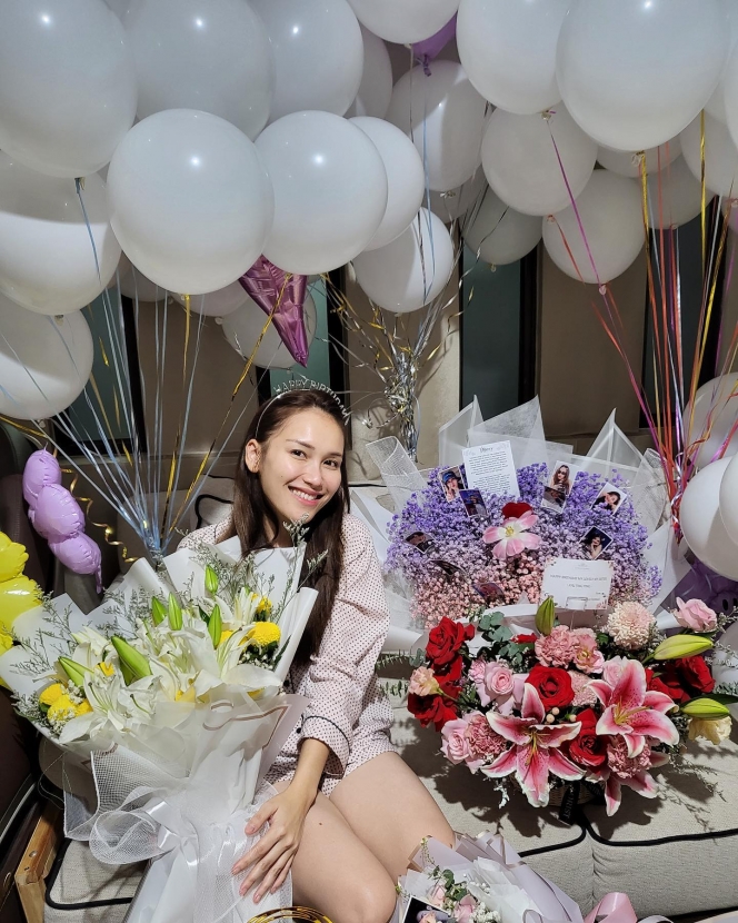 Deretan Potret Surpise Ulang Tahun Ayu Ting Ting ke-31, Dapat Banyak Balon dan Bunga