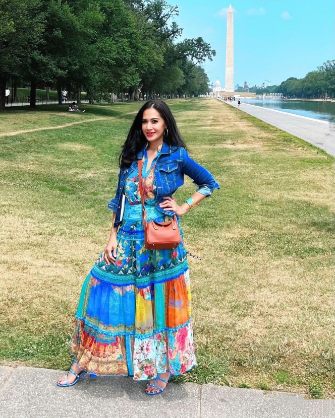 Selalu Mencuri Perhatian, Ini 11 Potret Diah Permata Sari pakai Outfit Colorful yang Super Cerah