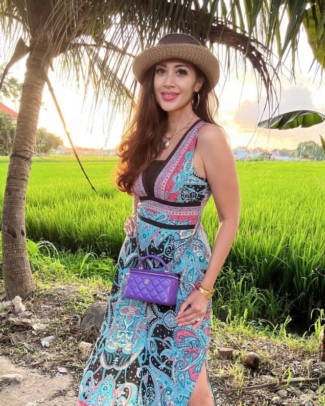 Selalu Mencuri Perhatian, Ini 11 Potret Diah Permata Sari pakai Outfit Colorful yang Super Cerah
