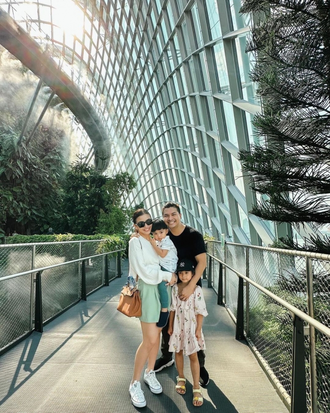 10 Potret Seru Liburan Keluarga Chelsea Olivia di Singapura, Disebut Couple Goals