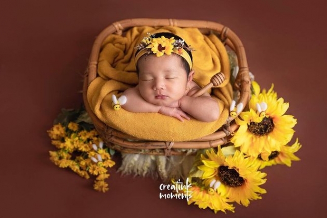 Pakai Tema Bunga sampai Barang Branded, Ini Potret Newborn Photoshoot Baby Aisha Anak Kedua Kesha Ratuliu yang Gemesin Banget!