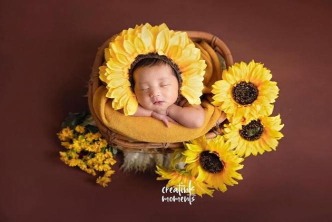 Pakai Tema Bunga sampai Barang Branded, Ini Potret Newborn Photoshoot Baby Aisha Anak Kedua Kesha Ratuliu yang Gemesin Banget!