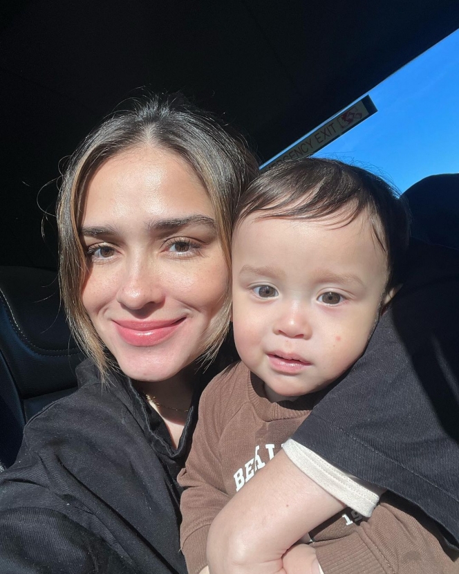Potret Selfie Baby Yanick bareng Ibunya Yasmine Wildblood, Cute Abis!