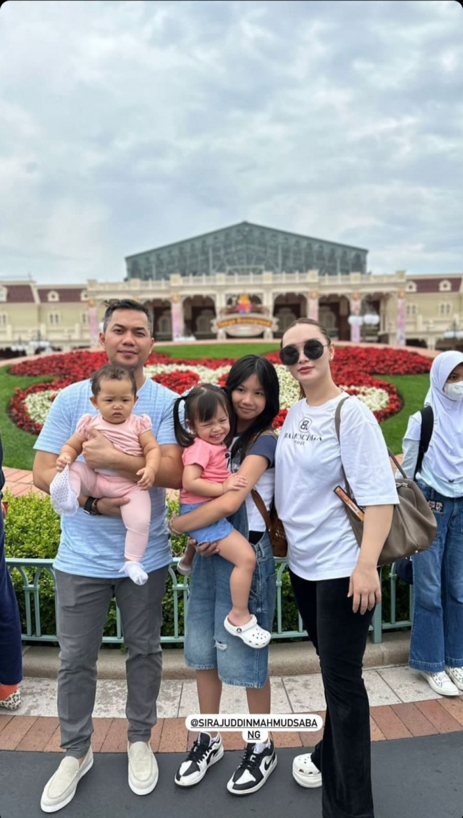 10 Potret Zaskia Gotik Liburan ke Disneyland Tokyo Bareng Keluarga Besar, Paras Cantik Anak Sambungnya Curi Perhatian