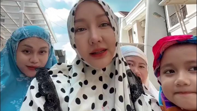 Rayakan Idul Adha, Ini Deretan Potret Lucinta Luna Tampil dengan Hijab Polkadot