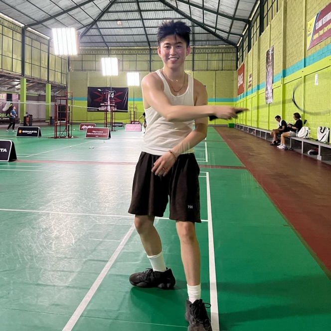 Pulang Kampung, Ini Deretan Potret Rich Brian Main Badminton