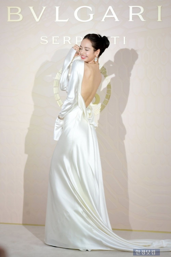 Pesona Lisa BLACKPINK di Event BVLGARI Serpenti Tampil Stunning Pakai Gaun Putih, Tato Dipunggungnya Curi Perhatian