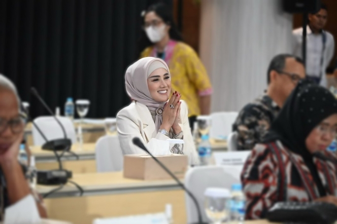 Potret Mulan Jameela saat Rapat DPR RI, Dipuji Berkat Kritiknya Terhadap Kompor Listrik - Wakili Hati Emak-Emak Indonesia