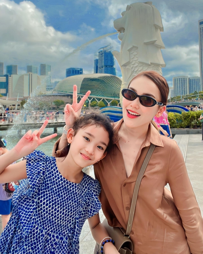 10 Potret Liburan Ayu Ting Ting di Singapura, Boyong Satu Keluarga Besar