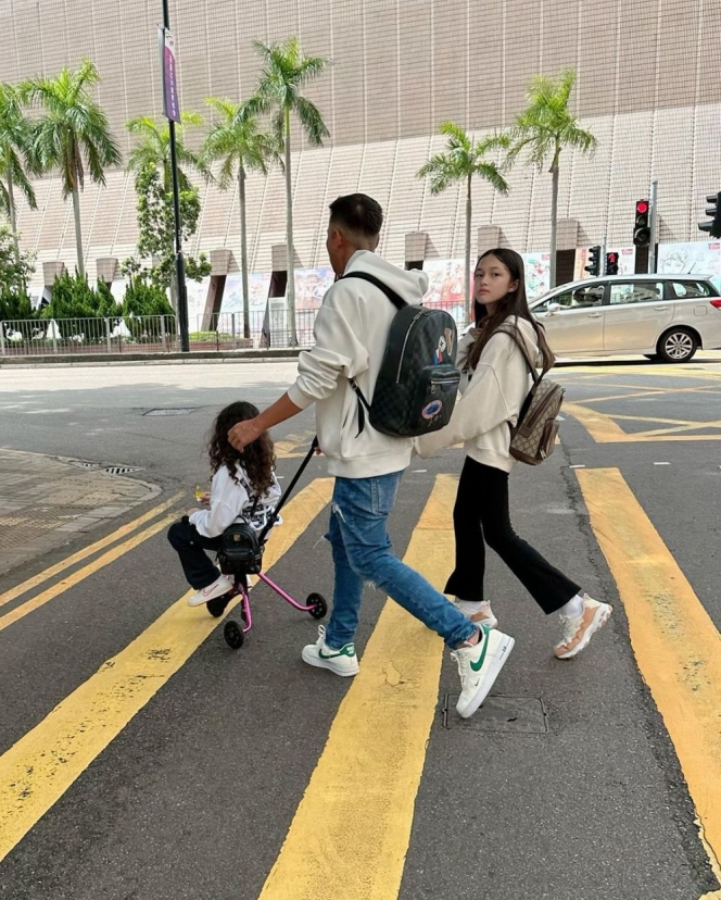 10 Potret Keluarga Ussy Sulistiawaty Jalan-jalan ke Hong Kong, Kompak Banget!