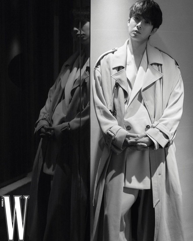 Bikin Terpana Penggemar, Choi Woo Shik Tampil Memukau di Pemotretan Majalah W Korea saat Hadiri Fashion Show AMI Paris