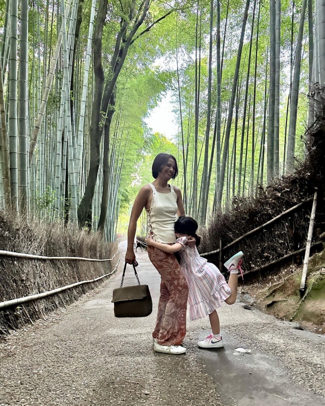 10 Potret Seru Liburan Keluarga Acha Septriasa di Jepang, Kompak Tampil Cantik Pakai Kimono Bareng Anak