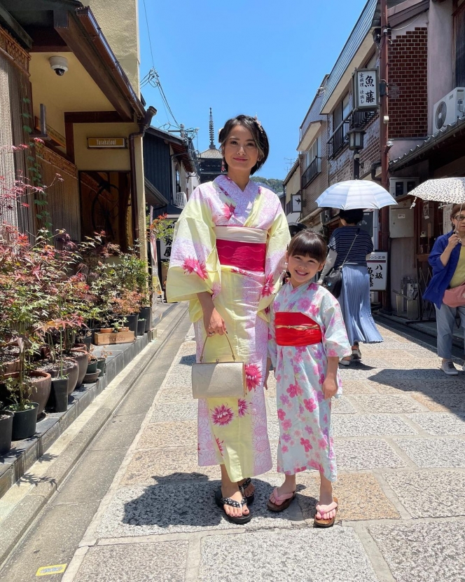 10 Potret Seru Liburan Keluarga Acha Septriasa di Jepang, Kompak Tampil Cantik Pakai Kimono Bareng Anak