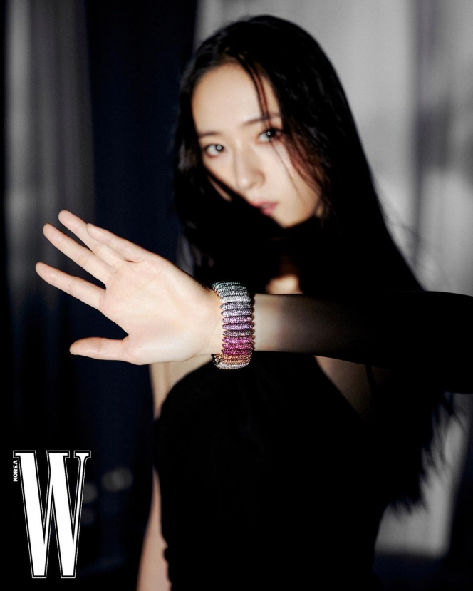 Visualnya Sebening Kristal, Pemotretan Krystal Jung untuk Majalah W Korea Tuai Decak Kagum