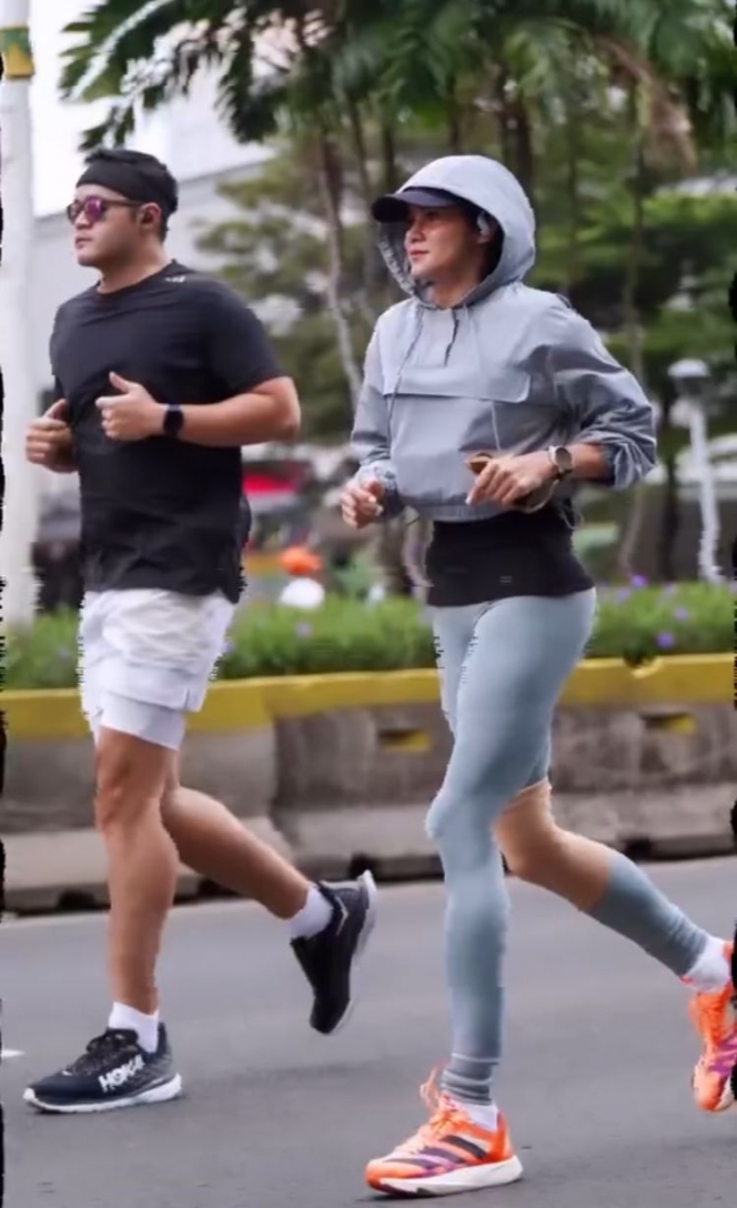 Potret Gaya Olla Ramlan Jogging Bareng Keluarga, Outfitnya Dikritik tapi Tetap Santai