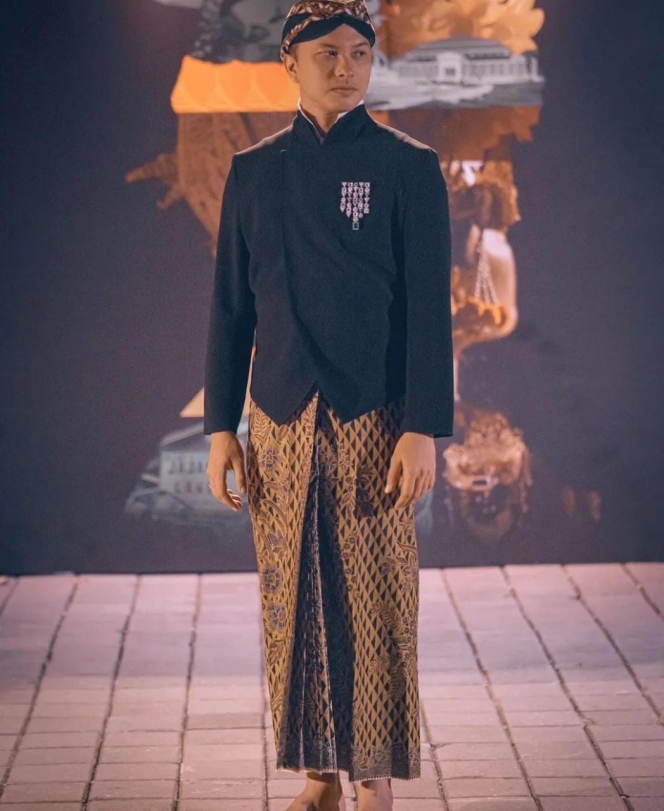 Disebut Artisnya Para Seleb, Ini Potret Nicholas Saputra saat Pakai Baju Adat yang Ganteng Banget
