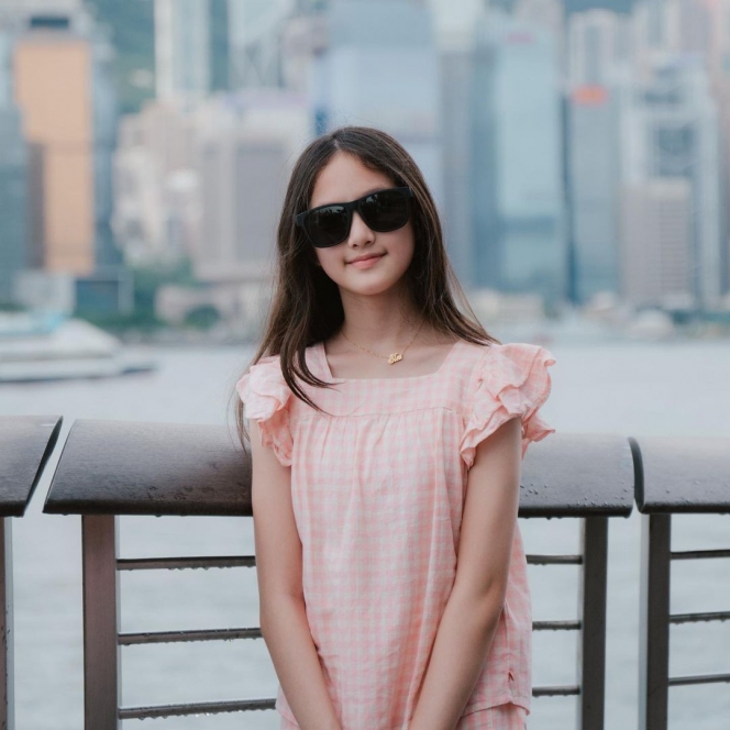 10 Potret Elea Anak Ussy Andhika Saat Liburan ke Hong Kong, Paras Cantik dan Gayanya Mirip Bae Suzy Banget