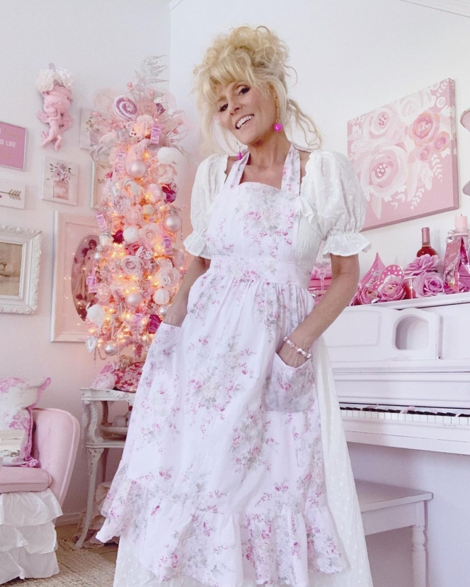 Punya Rumah dan Perabot Serba Pink, Nenek asal Texas ini Rela Menjomblo Demi Jalani Hidup bak Barbie