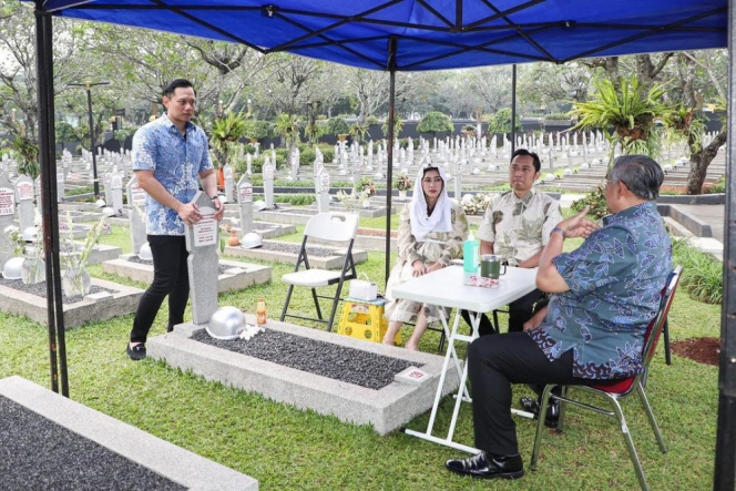 Potret Mengharukan SBY Rayakan Ulang Tahun Bu Ani di Pemakaman Bareng Keluarga