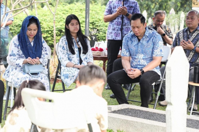 Potret Mengharukan SBY Rayakan Ulang Tahun Bu Ani di Pemakaman Bareng Keluarga