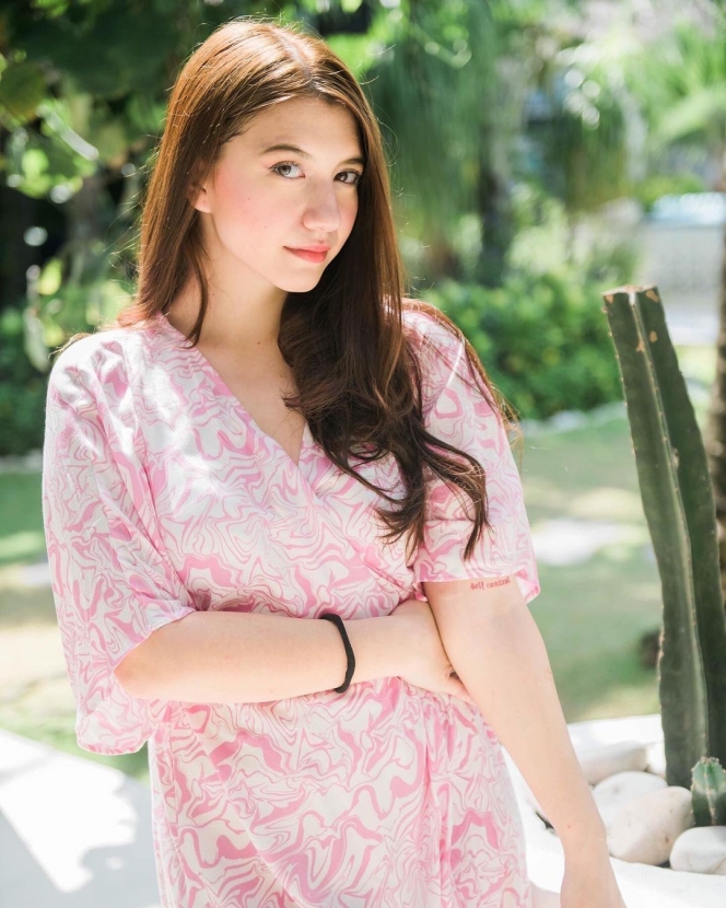 7 Potret Cassandra Lee Pakai Outfit Bernuansa Soft Pink, Vibesnya Adem dan Kalem Banget!