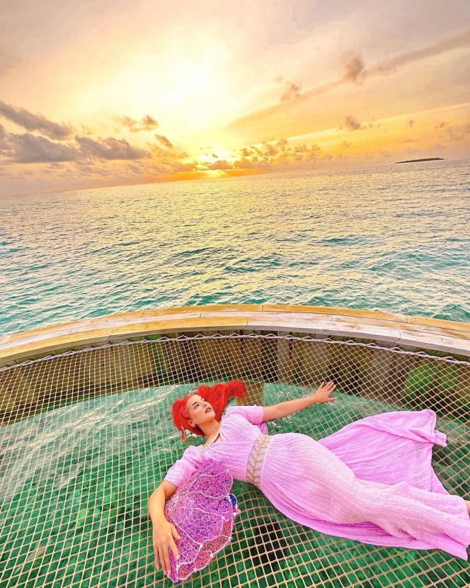 Bener-Bener Kayak Mermaid, Ini Deretan Gaya Tasya Farasya saat Nikmati Sunset di Maldives