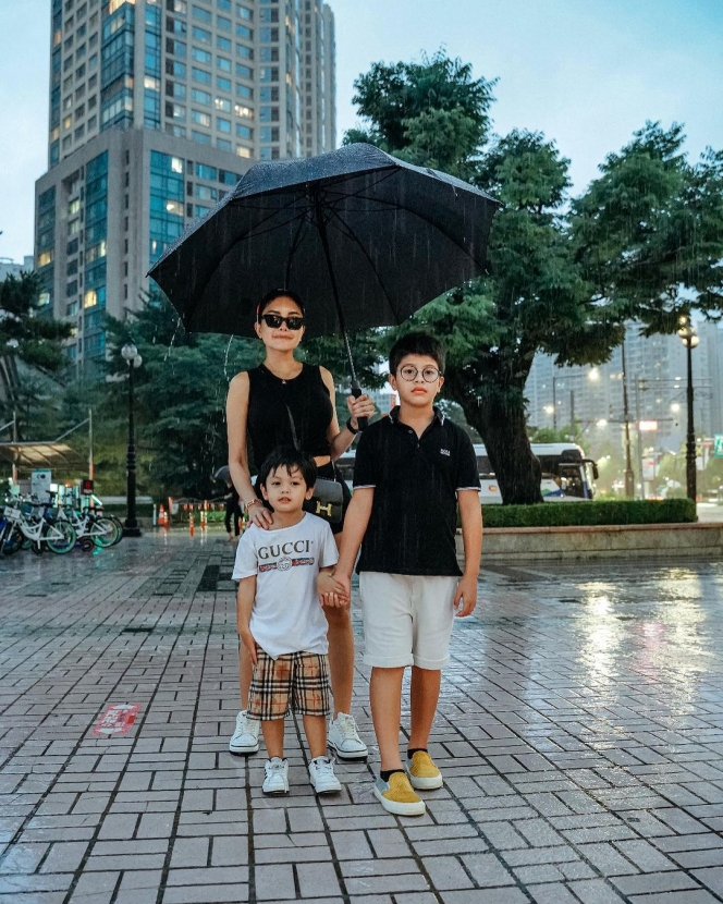 Deretan Potret Azka dan Arkana Anak Nikita Mirzani saat Liburan ke Korea, Ketampanannya Mulai Curi Perhatian