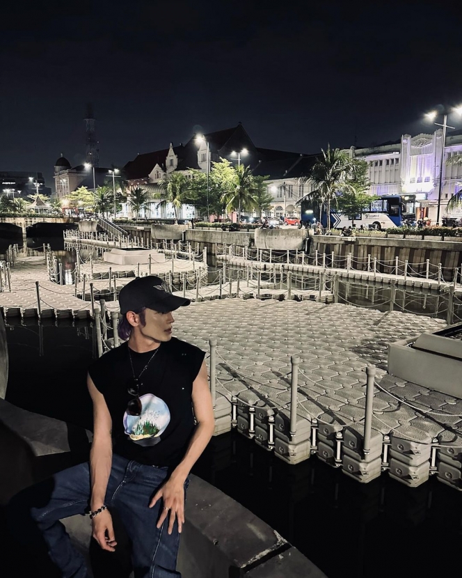 11 Potret Taeyong NCT Malam Mingguan di Kota Tua, Foto-foto Estetik dan Mendengarkan Live Music