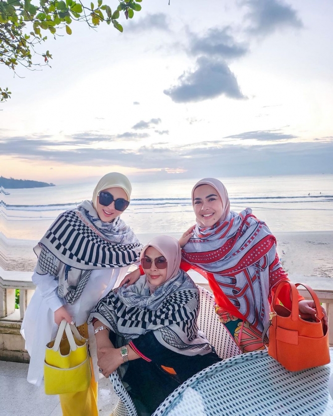 Potret Syahrini dan Keluarga Kumpul di Bali, Tampil Kompak Bareng Ibu dan Adik dengan Outfit Cetar