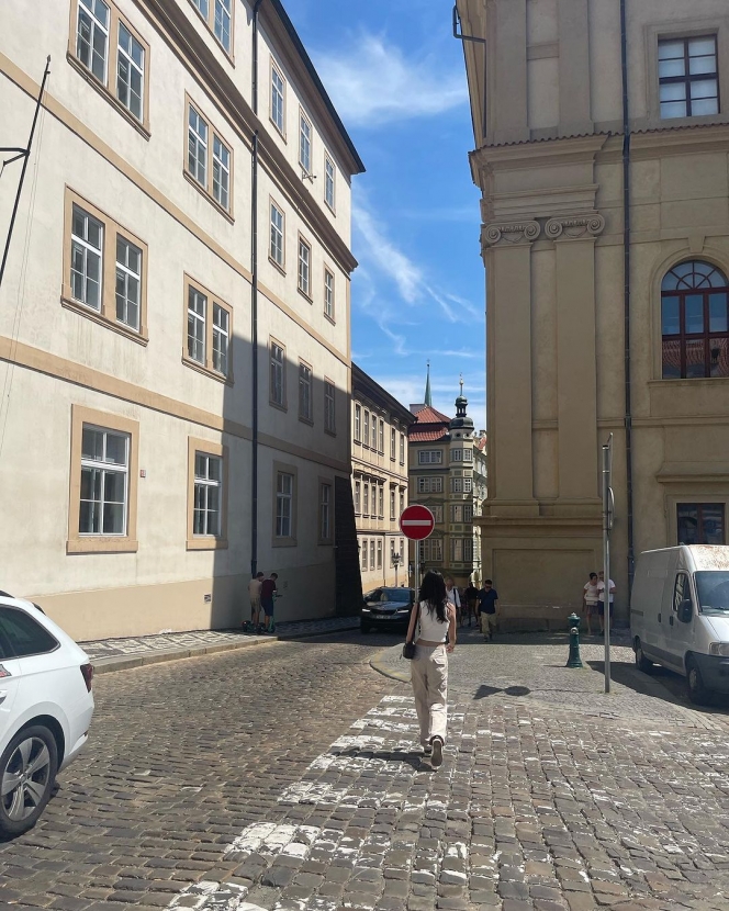 Kuliah Ahli Bedah Jantung, Ini Deretan Potret Sasikirana Asmara Anak Anjasmara di Praha yang Curi Perhatian!
