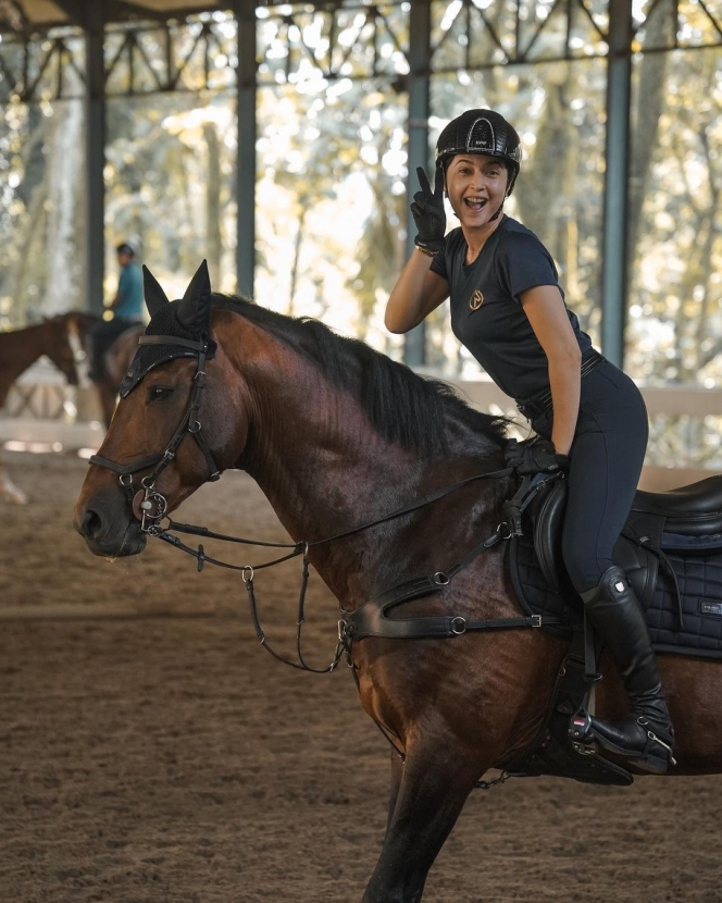 Adu Gaya Margien Wieheerm dan Nabila Syakieb saat Berkuda, Adik Kakak Ipar Cantik yang Sama-sama Doyan Pacu Kuda!