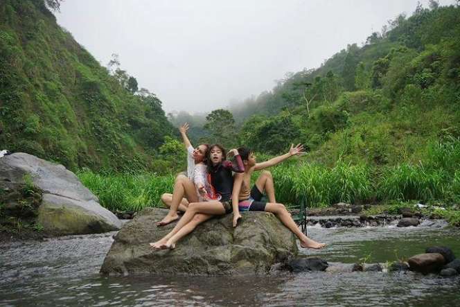 Potret Seru Wulan Guritno Ajak Ketiga Anaknya Main ke Sawah dan Kali saat Liburan ke Yogyakarta