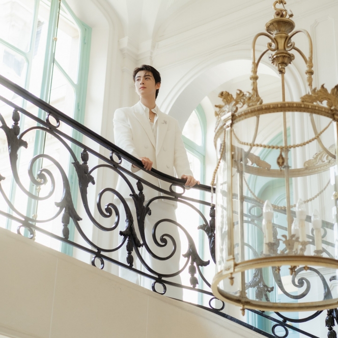 Visualnya Bak Pangeran, Cha Eun Woo Tampil Memukau saat Kunjungi Choume Maison Chaumet