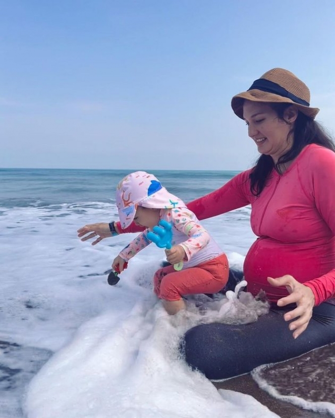 Tetap Langsing Meski Usia Kandungan Makin Tua, Ini Potret Baby Bump Kehamilan Kedua Nadine Chandrawinata