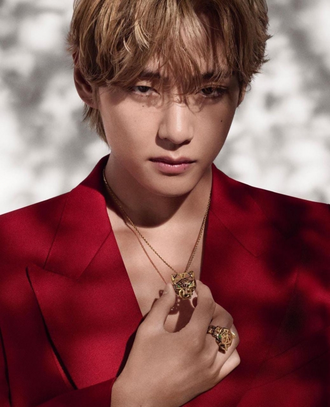 Potret V BTS Resmi Jadi Brand Ambassador Cartier, Ganteng Banget Pakai Perhiasan Mewah