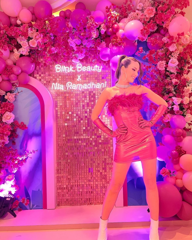 Potret Nia Ramadhani yang Disebut Punya Pesona Bak Barbie, Body Goals-nya Memang Idaman!