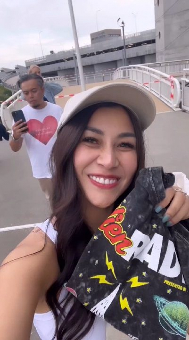 Potret Nisya Ahmad Nonton Konser Coldplay di Belanda Bareng Suami