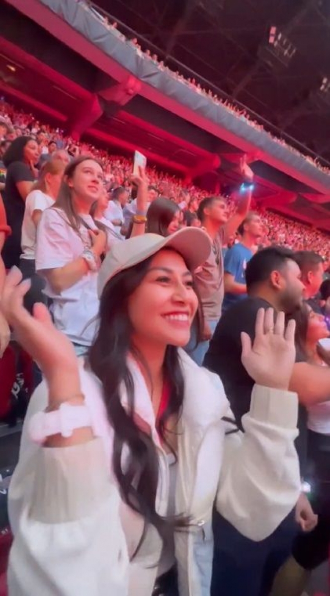 Potret Nisya Ahmad Nonton Konser Coldplay di Belanda Bareng Suami