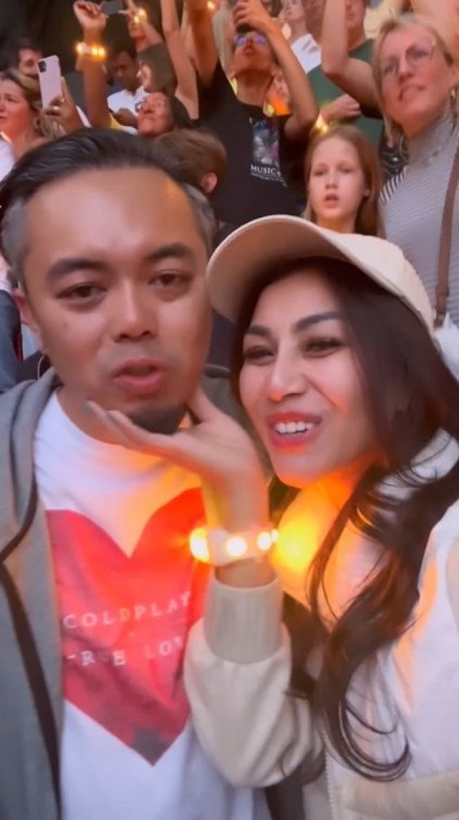 Potret Nisya Ahmad Nonton Konser Coldplay di Belanda Bareng Suami