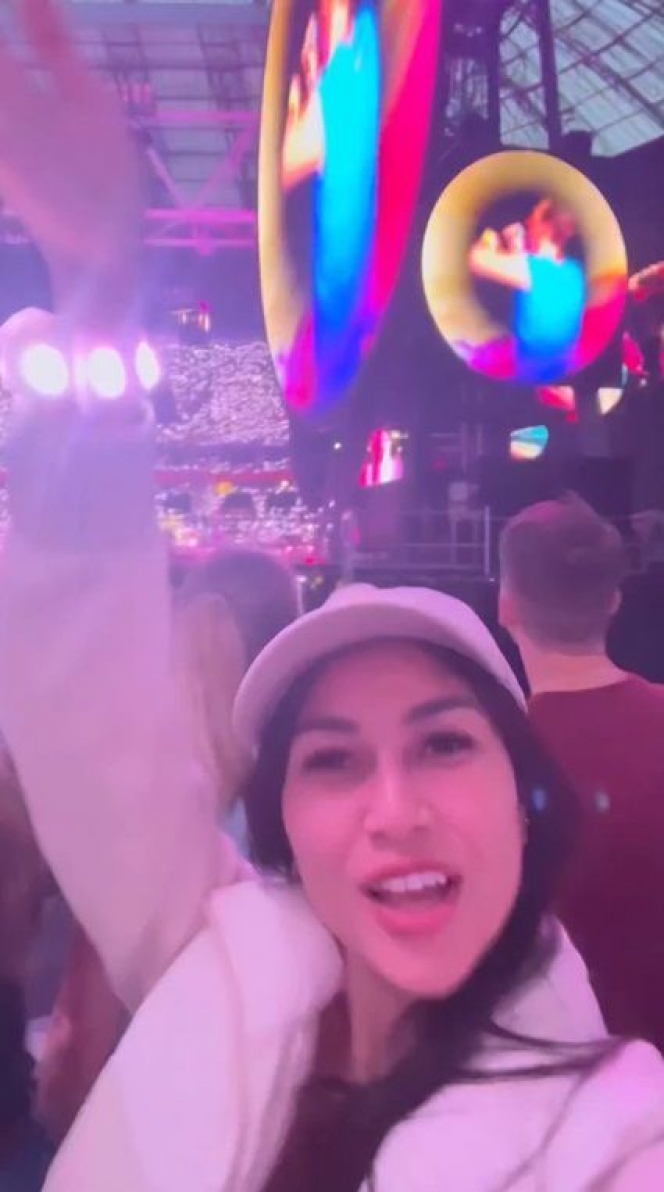 Potret Nisya Ahmad Nonton Konser Coldplay di Belanda Bareng Suami