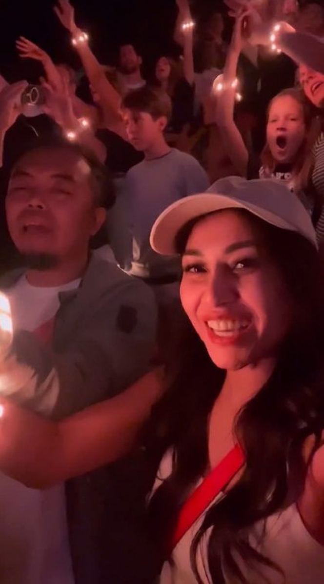 Potret Nisya Ahmad Nonton Konser Coldplay di Belanda Bareng Suami