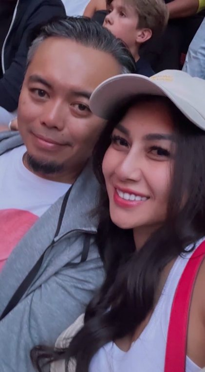 Potret Nisya Ahmad Nonton Konser Coldplay di Belanda Bareng Suami