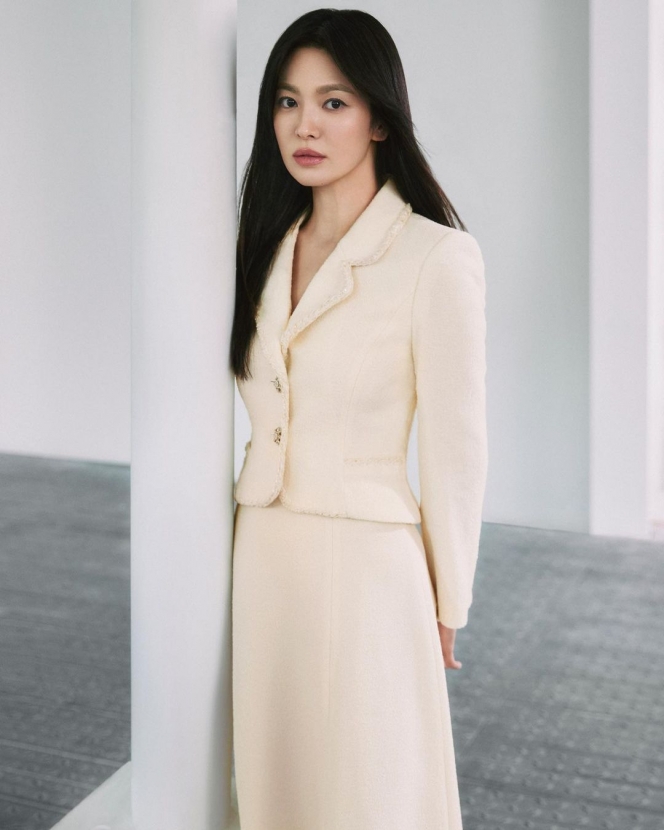 Elegan dan Berkelas, Song Hye Kyo Tampil Menawan di Pemotretan Terbaru untuk Brand MICHAA