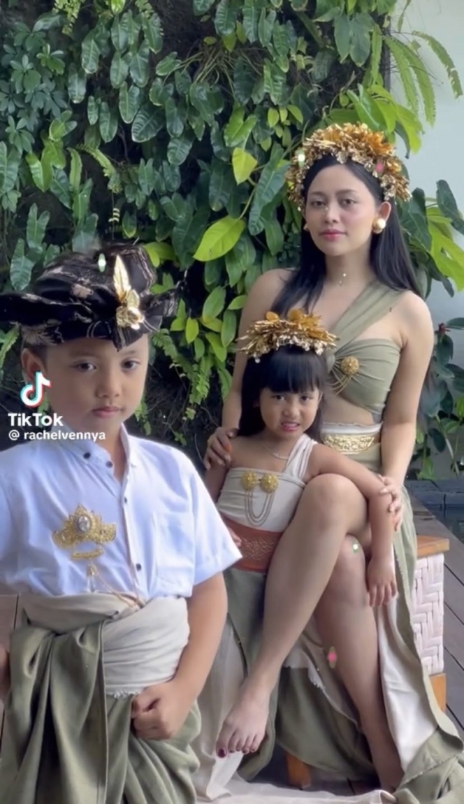 10 Pemotretan Chava Anak Rachel Vennya Pakai Baju Adat Bali, Siap jadi Model Cilik nih!